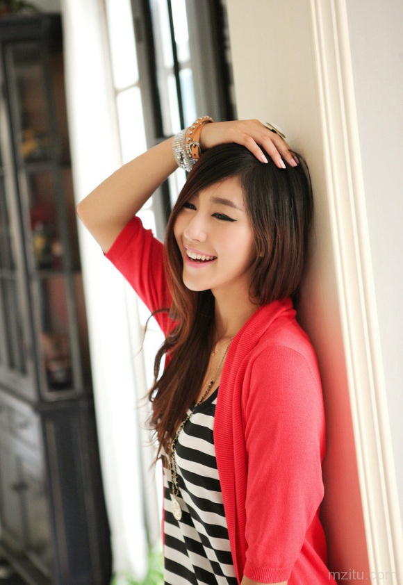 甜美妹子祝您国庆节快乐