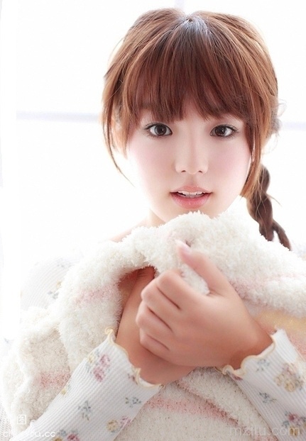 甜美妹子祝您国庆节快乐