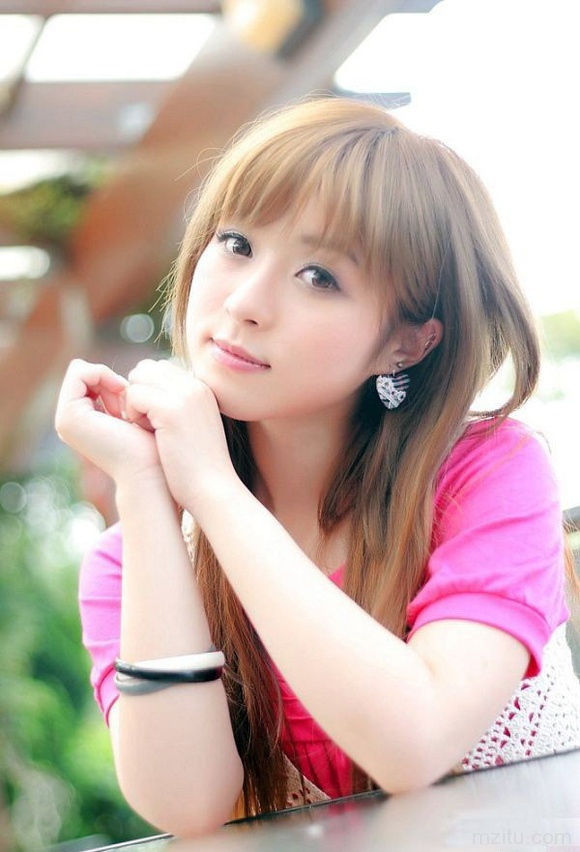 甜美妹子祝您国庆节快乐