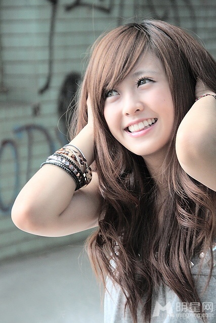 甜美妹子祝您国庆节快乐