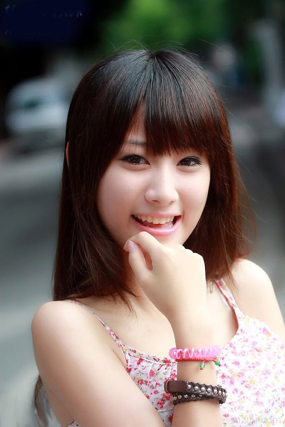 甜美妹子祝您国庆节快乐