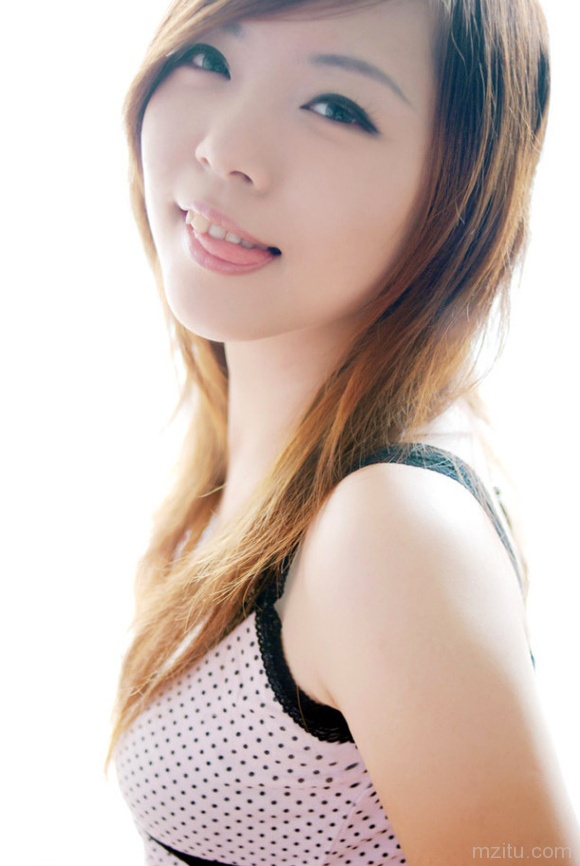 甜美妹子祝您国庆节快乐