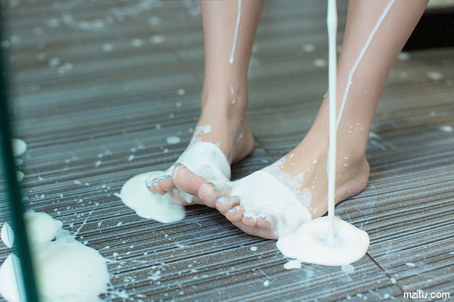 尤果女郎美熙只穿乳贴牛奶浴无限诱惑