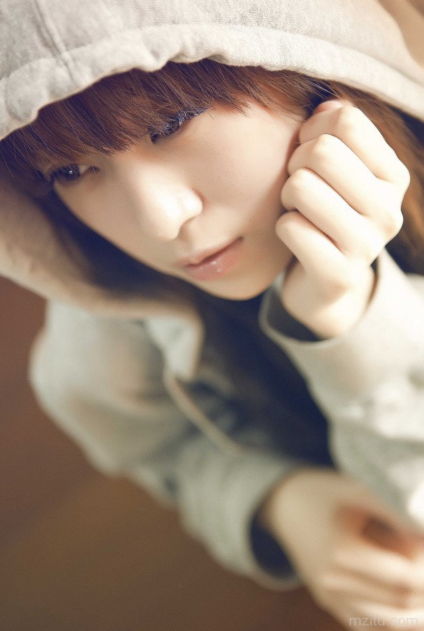 长发美女用青春演绎大片