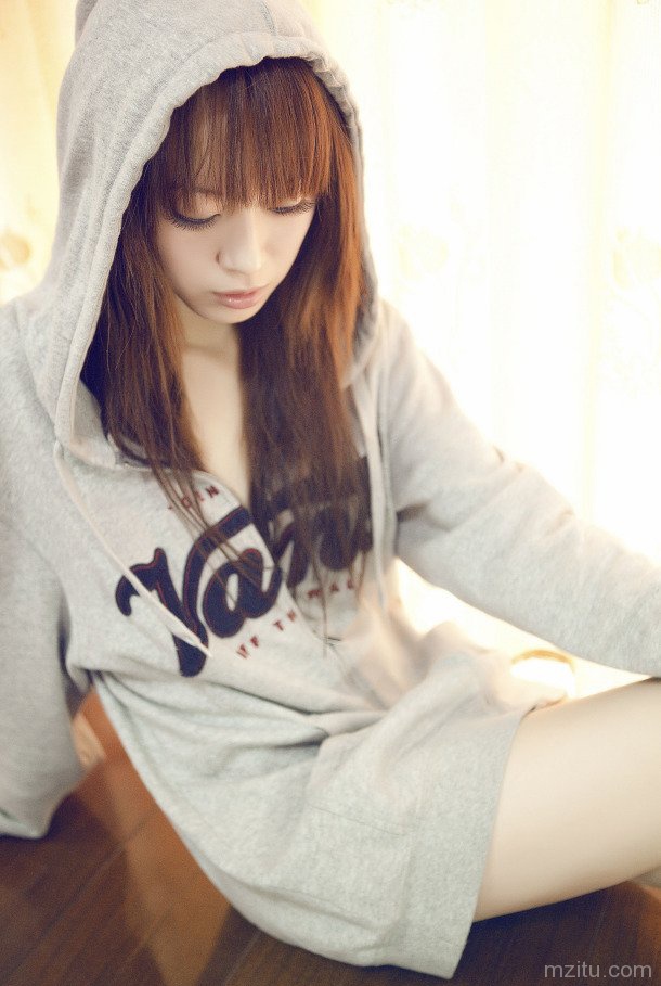 长发美女用青春演绎大片