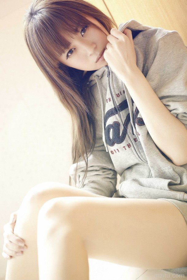 长发美女用青春演绎大片