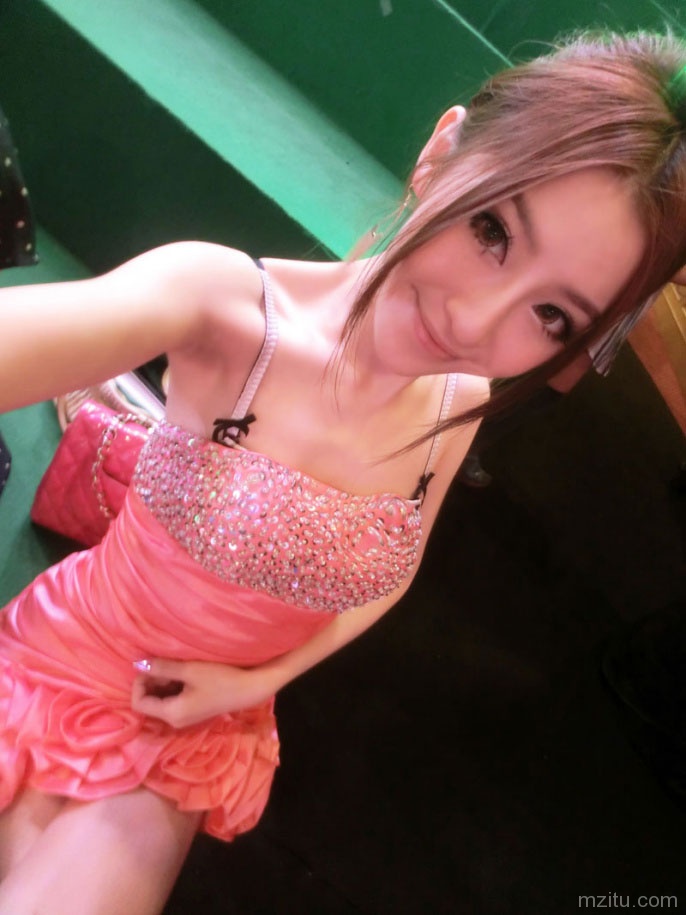 90后美女余朵朵可爱自拍