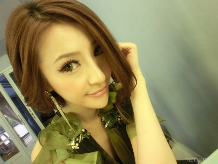 90后美女余朵朵可爱自拍