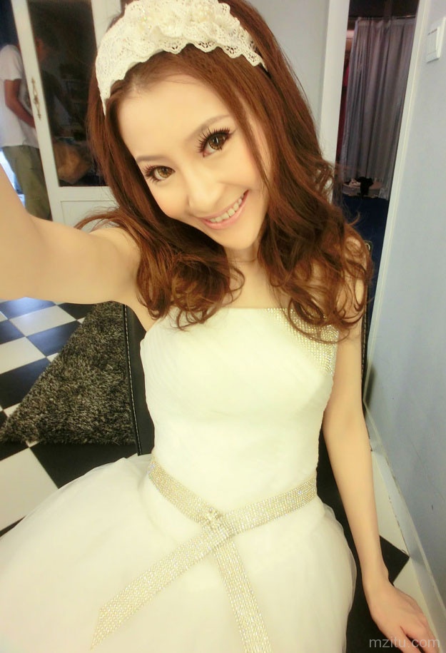 90后美女余朵朵可爱自拍