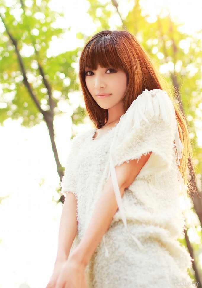 阳光与金色稻谷下清纯小美人