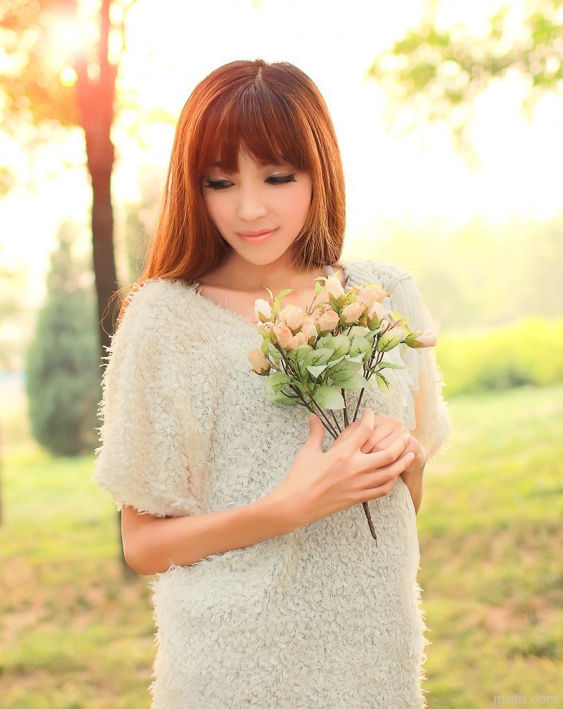 阳光与金色稻谷下清纯小美人