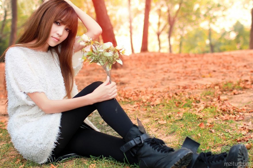 阳光与金色稻谷下清纯小美人