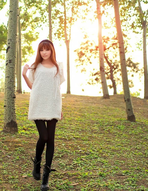 阳光与金色稻谷下清纯小美人