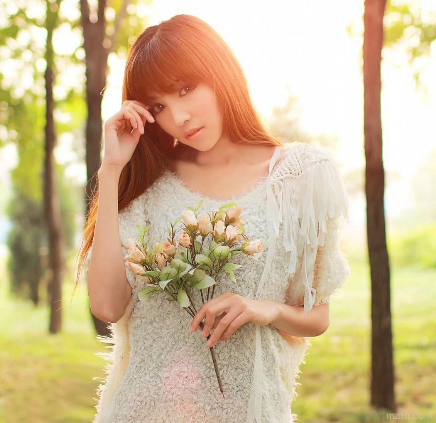 阳光与金色稻谷下清纯小美人