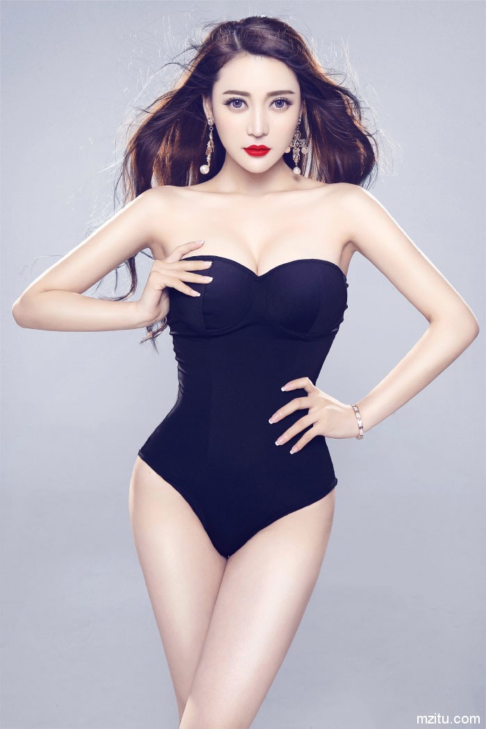 百变惊艳美女大尺度私房写真很撩人