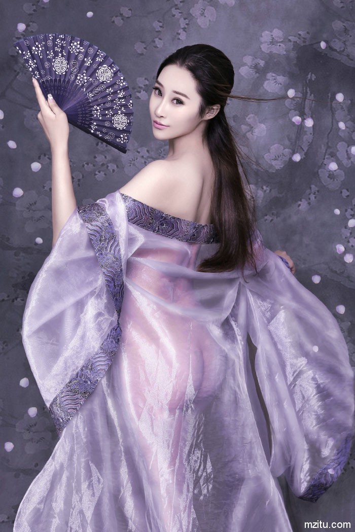 百变惊艳美女大尺度私房写真很撩人