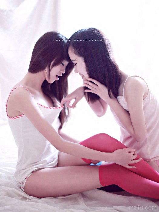 性感闺蜜，一对魔鬼的身材清纯的脸蛋