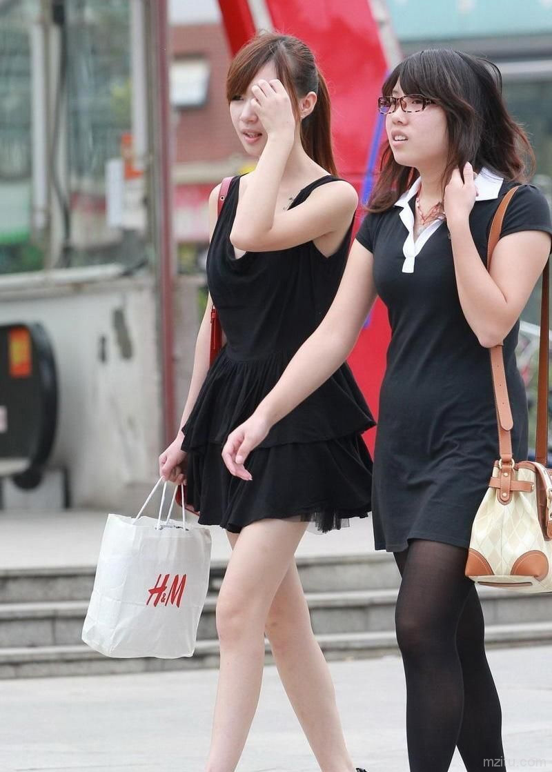 街拍超清纯的深V极品美女学生