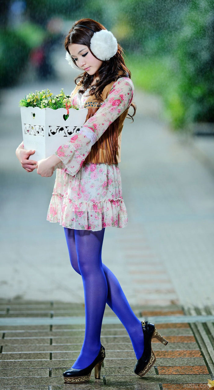 牛仔短装白裙黄色丝袜,青春靓丽的美少女外拍