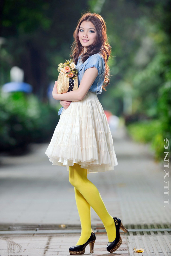 牛仔短装白裙黄色丝袜,青春靓丽的美少女外拍