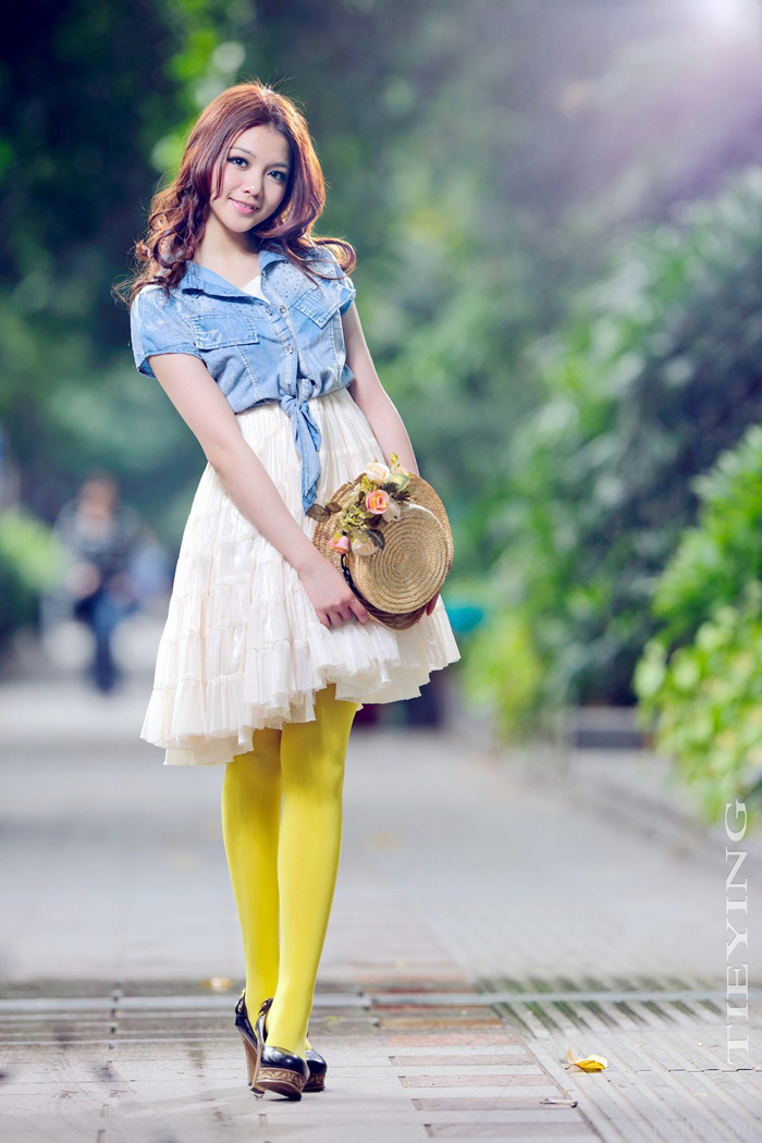 牛仔短装白裙黄色丝袜,青春靓丽的美少女外拍