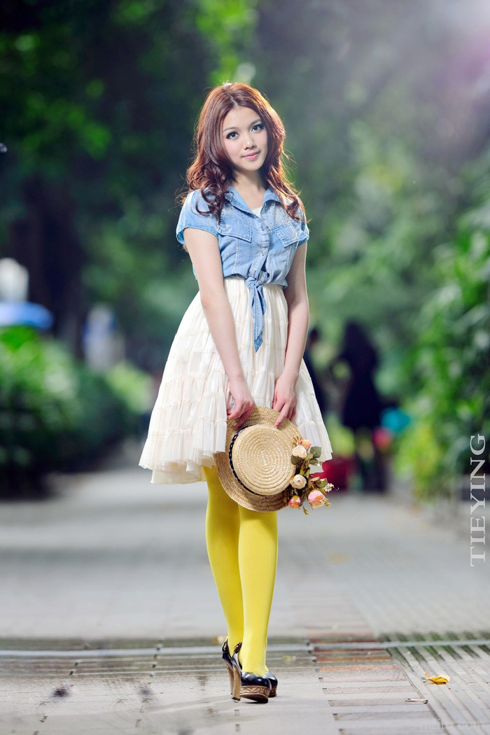 牛仔短装白裙黄色丝袜,青春靓丽的美少女外拍