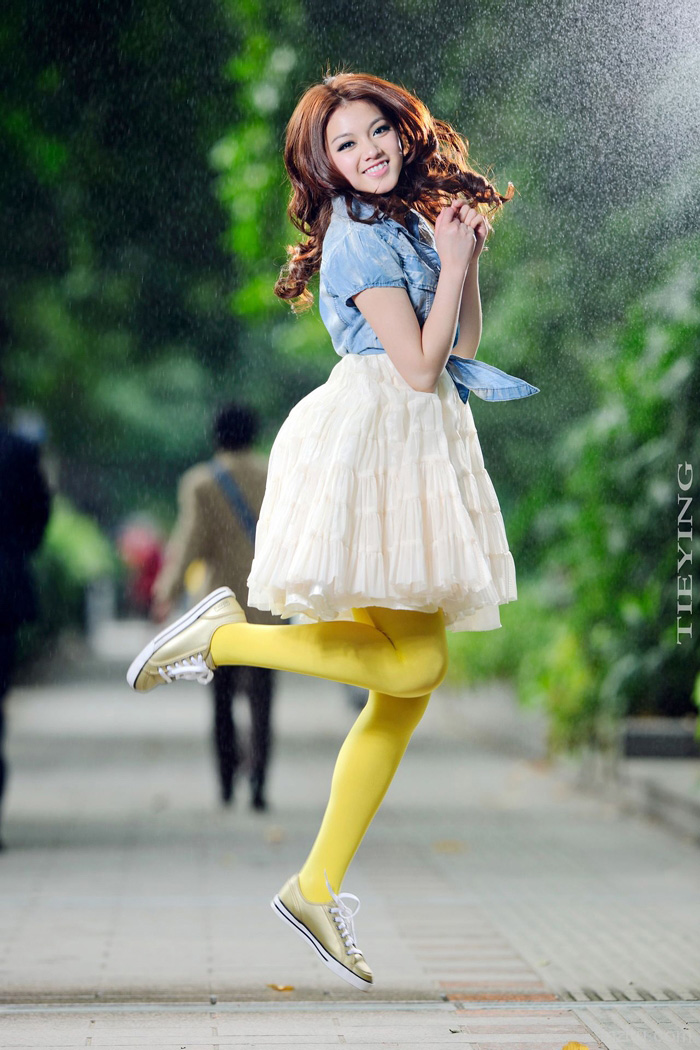 牛仔短装白裙黄色丝袜,青春靓丽的美少女外拍