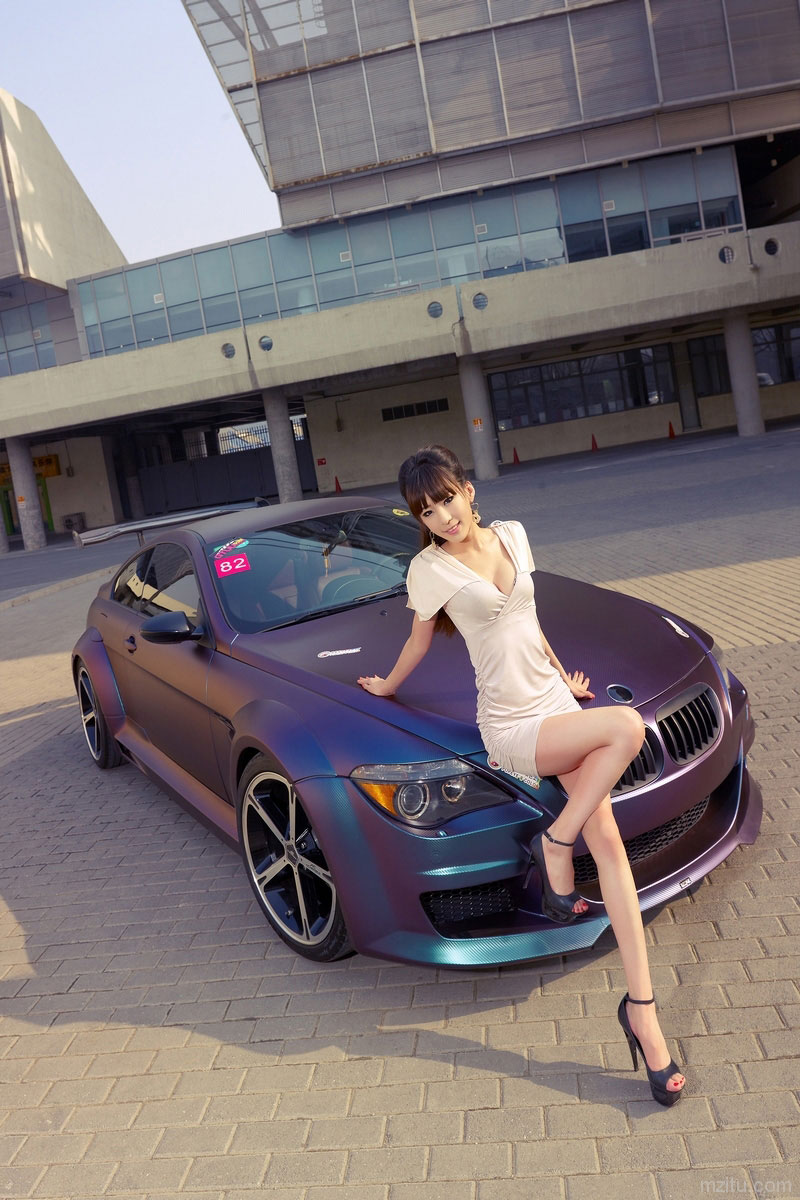 香车美女，车模刘雅涵展示性感曲线