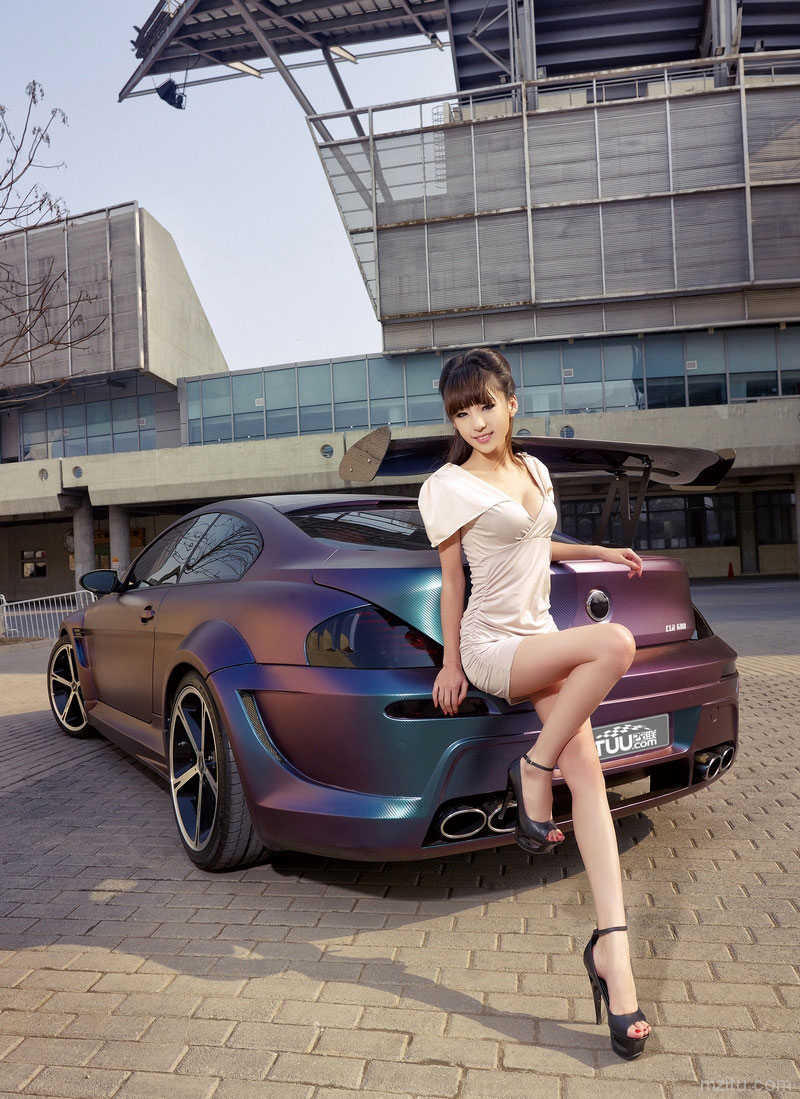 香车美女，车模刘雅涵展示性感曲线