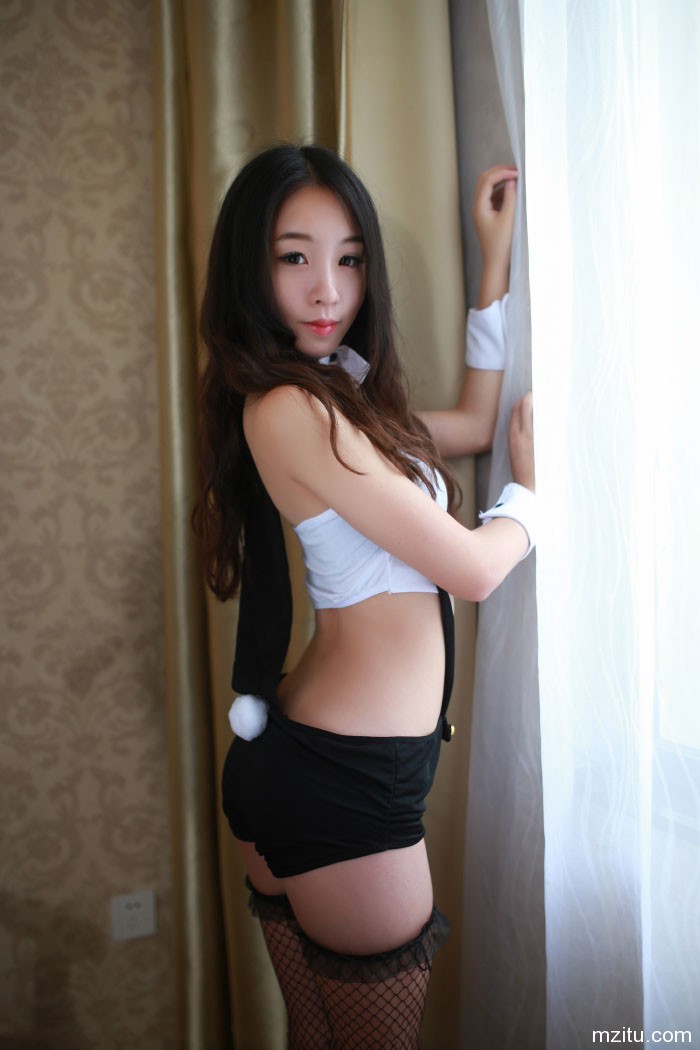 小萝莉也有翘臀,梓萱Crystal吊带黑丝网袜制服