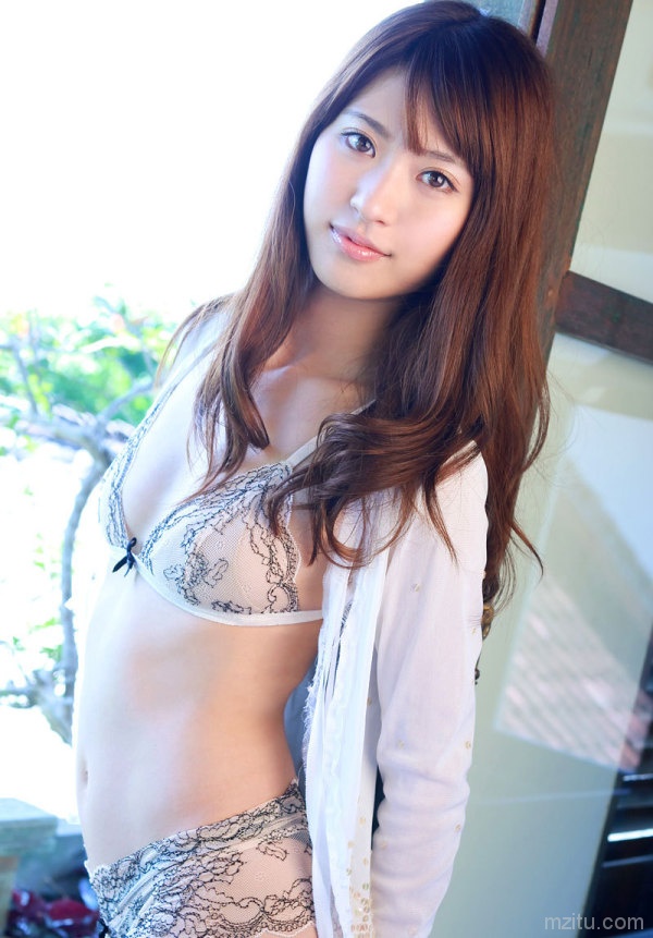 清纯日本妹比基尼湿身