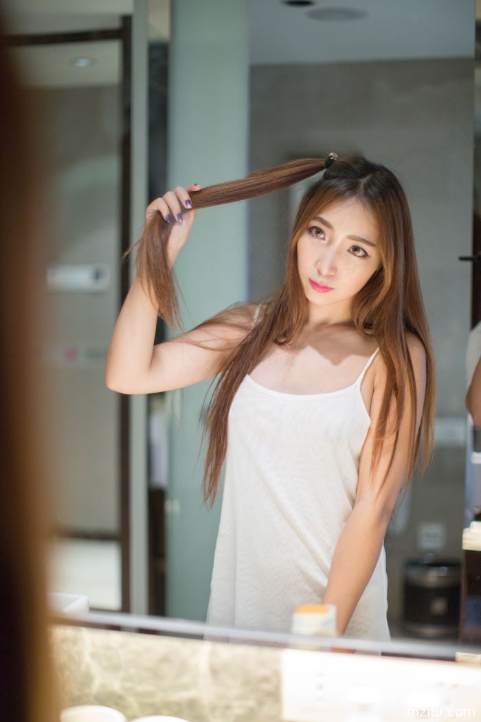 丰满嫩模黄歆苑chobits喝个牛奶都让人浮想联翩