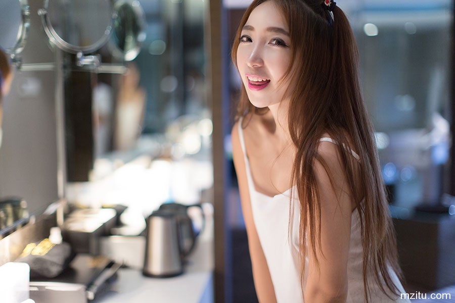 丰满嫩模黄歆苑chobits喝个牛奶都让人浮想联翩