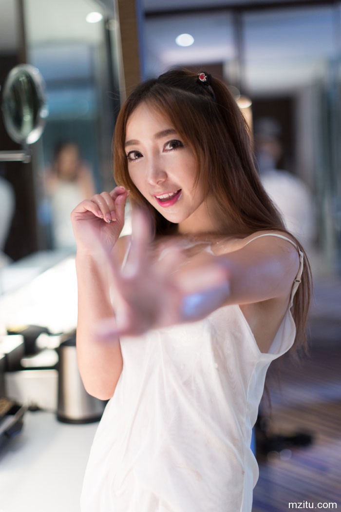 丰满嫩模黄歆苑chobits喝个牛奶都让人浮想联翩