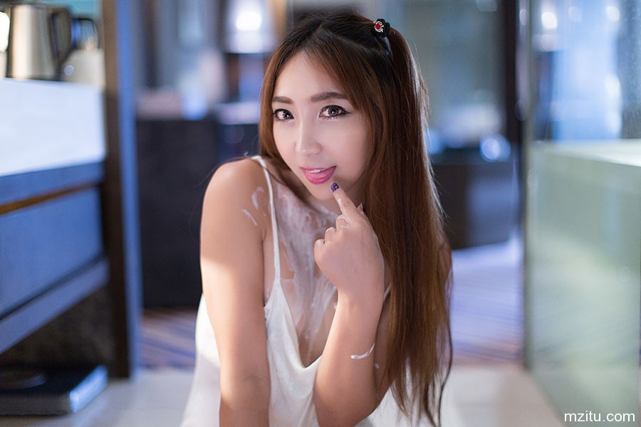 丰满嫩模黄歆苑chobits喝个牛奶都让人浮想联翩