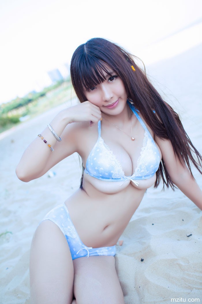 乳此大胸比基尼罩不住,爱蜜社美女晓茜sunny沙滩美图