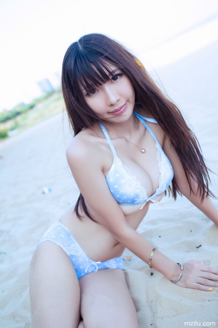 乳此大胸比基尼罩不住,爱蜜社美女晓茜sunny沙滩美图