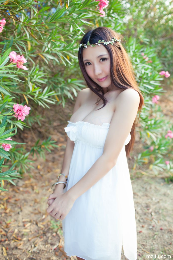 乳此大胸比基尼罩不住,爱蜜社美女晓茜sunny沙滩美图