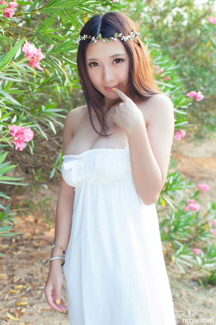 乳此大胸比基尼罩不住,爱蜜社美女晓茜sunny沙滩美图