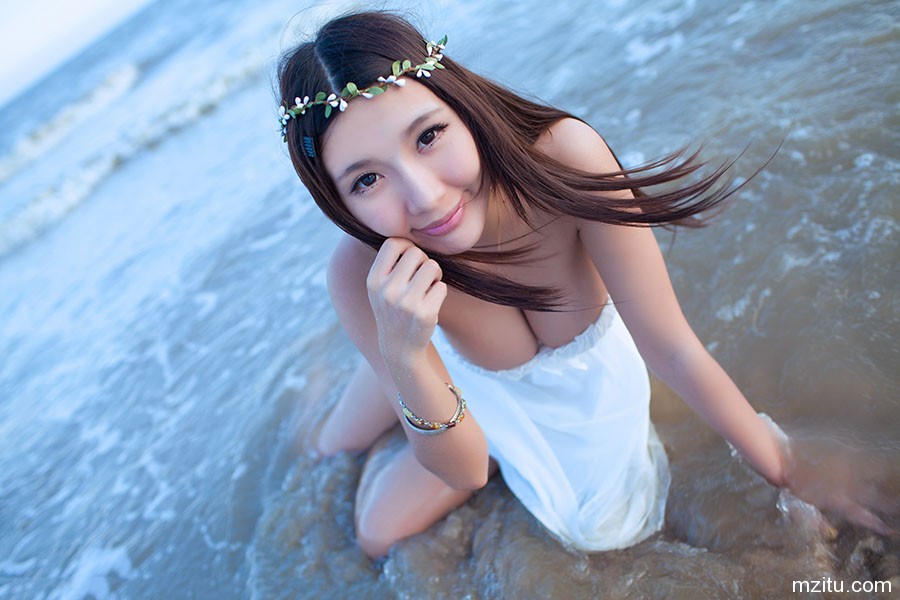 乳此大胸比基尼罩不住,爱蜜社美女晓茜sunny沙滩美图