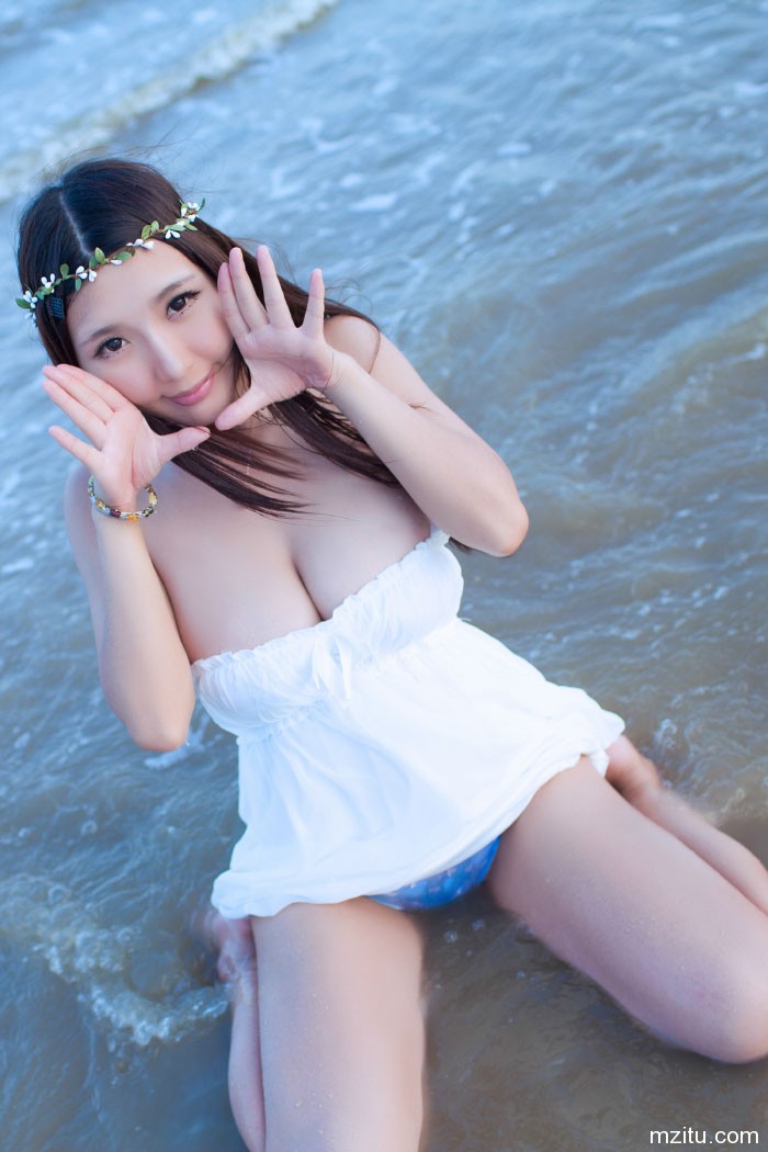 乳此大胸比基尼罩不住,爱蜜社美女晓茜sunny沙滩美图