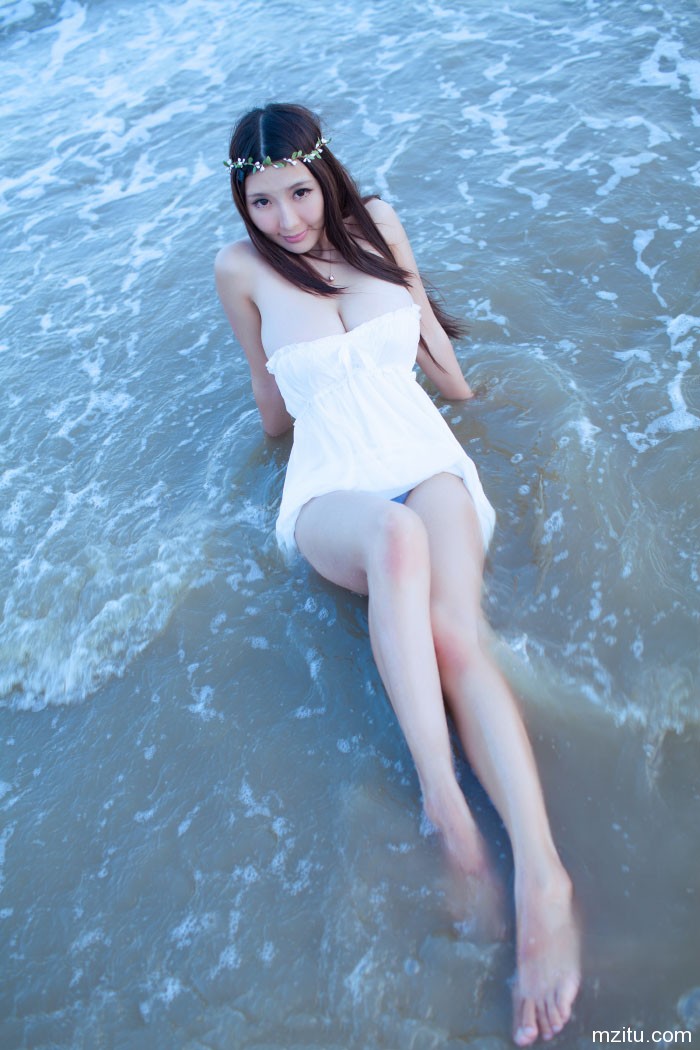 乳此大胸比基尼罩不住,爱蜜社美女晓茜sunny沙滩美图