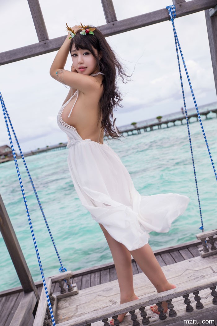 简直波涛汹涌! 绝美巨乳美女Barbie可儿海边写真