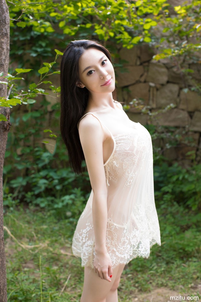 尤果网性感美女慕羽茜白色紧身裙秀美胸