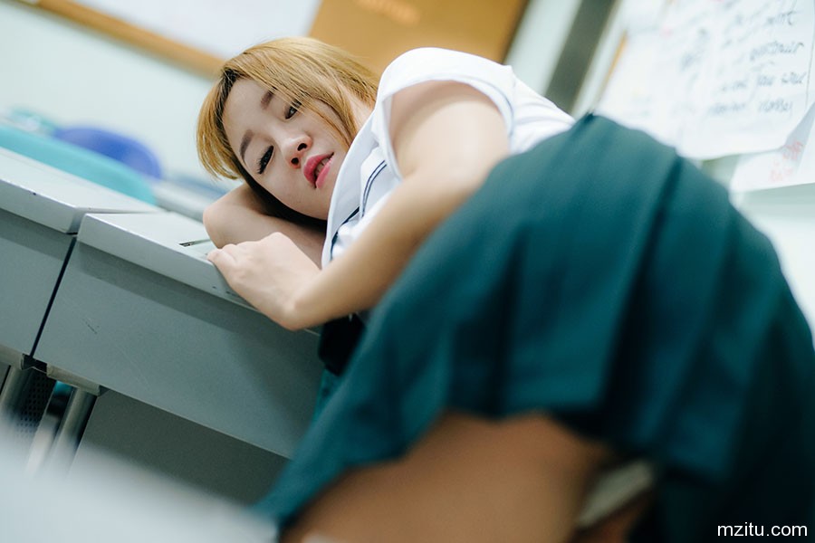 绝色妹子王语纯性感学生制服照美臀诱人