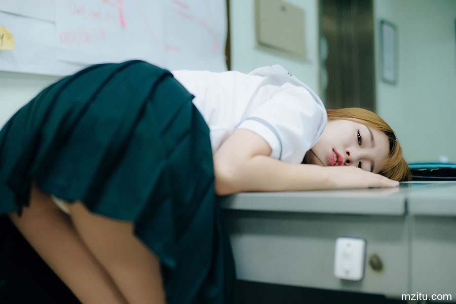 绝色妹子王语纯性感学生制服照美臀诱人