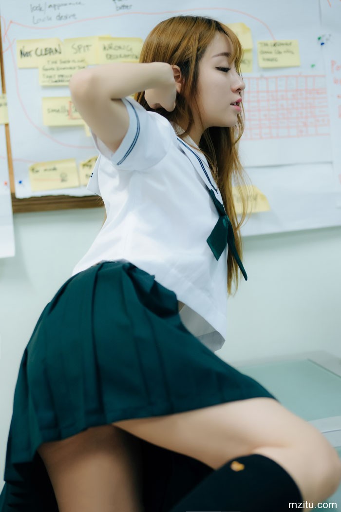 绝色妹子王语纯性感学生制服照美臀诱人