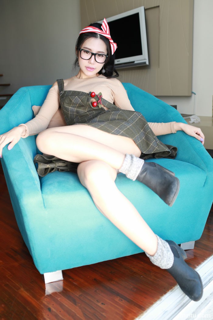 秀人网  性感美女绮里嘉海边大秀美腿爆乳