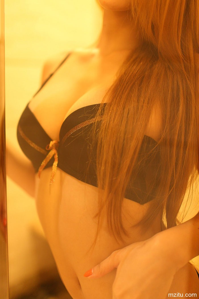 ROSI写真无水印  丁字裤美女脱衣挤胸诱惑你