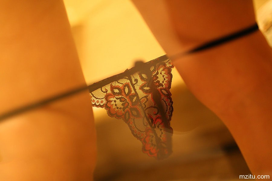 ROSI写真无水印  丁字裤美女脱衣挤胸诱惑你